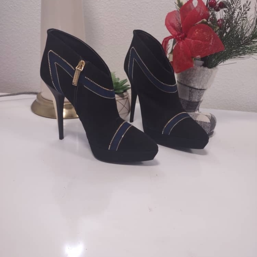 Elegant Black Heeled Boots with Gold Detailing